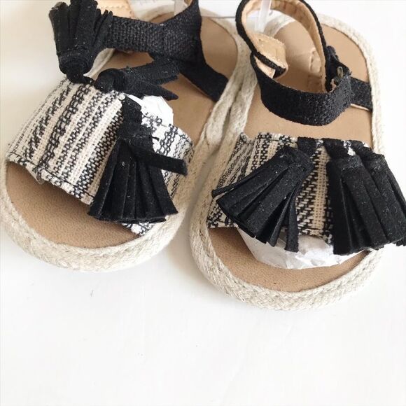 Old navy NWT fringe sandals size 12-18m (US 4) - Picture 2 of 4
